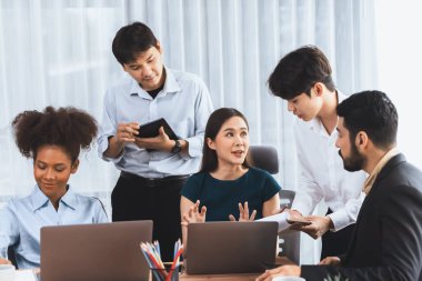 Mutlu iş adamları birlikte çalışır, şirket ofisinde tartışırlar. Profesyonel ve çeşitlilik takım çalışması iş planını bilgisayarda tartışır. Modern çok kültürlü ofis çalışanı. Uyum