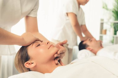 Kafkasyalı çift stres önleyici kafa masajının keyfini çıkarıyor ve lüks otellerde ya da otel spa salonlarında gündüz kaplıcalarında yüz güzelliği eğlencelerini şımartıyor. Sessiz.