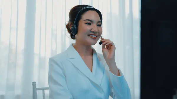 Businesswoman Wearing Vivancy Headset Working Office Support Remote Customer Colleague — Stock Photo, Image