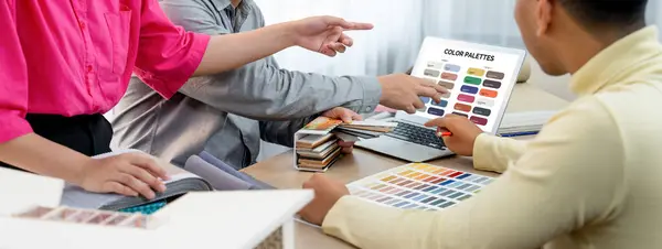 Profesjonalny Architekt Prezentuje Wybór Kolorów Pomocą Laptopa Wyświetlane Kolor Podczas — Zdjęcie stockowe