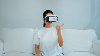 Canlı online alışveriş deneyimi için sanal gerçeklik gözlüğü kullanan genç bir kadın. Sanal gerçeklik VR yeniliği kadın dijital eğlence yaşam tarzı için optimize edildi.