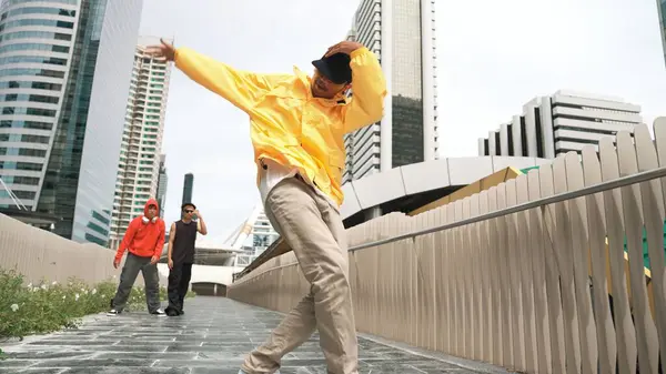 Happy Hipster Realizan Break Dance Mientras Amigo Muda Música Juntos —  Fotos de Stock