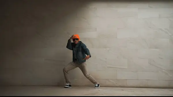 Motion Shot Hipster Perform Break Dance Gray Background Pouliční Tanečnice — Stock fotografie