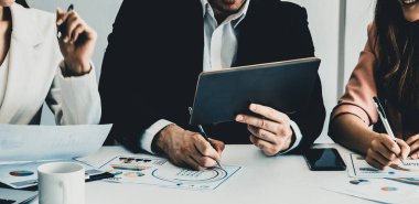 İş adamı, modern işyerindeki iş kadınlarıyla görüşmede. Kurumsal iş adamları konsepti. uds