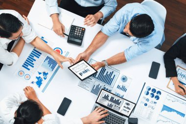 Üst düzey analist ekibi toplantı odasındaki mali verileri analiz etmek için BI Fintech 'i kullanıyor. İş anlayışı ve stratejik pazarlama planlaması için kağıt üzerinde analitik BI gösterge paneli. Tedbirli