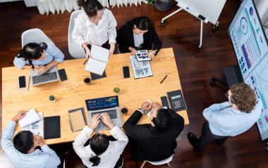 Toplantı masasındaki finansal veri raporlarını analiz eden çeşitli iş analist gruplarının geniş görüşü. İş zekası analizine göre çizelge ve grafik paneli. Çok titiz.