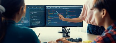 Modern ofis şirketinde yönetici dikkatle dinlerken yetenekli genç bayan programcı program kodlaması ve paylaşım fikri. Java betiği, web tasarım konsepti. Filizlenen.