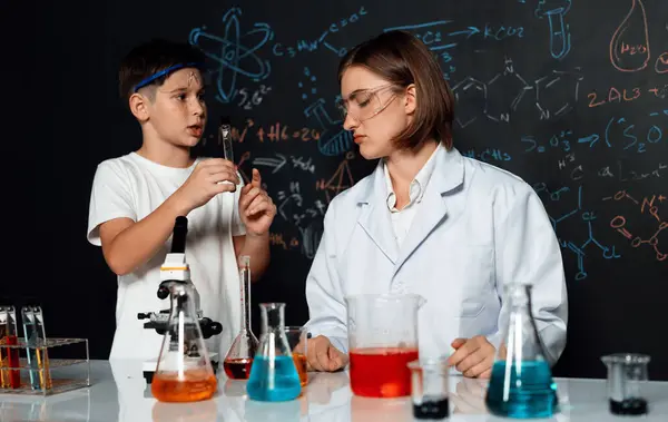 Professora Apoia Estudante Laboratório Schoolboy Professor Ficar Experimentar Sobre Ciência — Fotografia de Stock