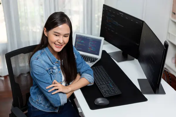 Genç Güzel Bir Asyalı Bilgisayar Geliştiricisi Kodlama Programı Uygulaması Olan — Stok fotoğraf