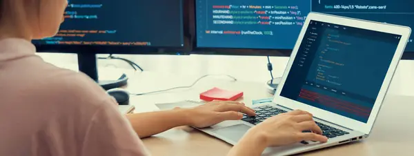 Gewassen Beeld Van Vrouwelijke Web Developer Codering Laptop Terwijl Computer — Stockfoto