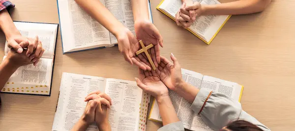 Oração Mulheres Close Entregar Livro Bíblico Sagrado Santa Cruz Para — Fotografia de Stock