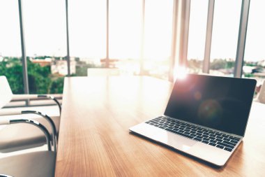 Ofis çalışma alanındaki masada açık kapaklı dizüstü bilgisayar. uds