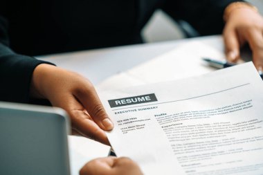 Çalışan adayın yakın görüntüsü CV 'yi röportaj yapan insan kaynakları müdürüne teslim eder. İş başvurusu, işe alım ve işçi alma konsepti. uds