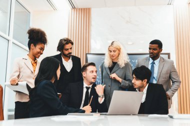 Çok kültürlü iş adamları birlikte beyin fırtınası yapıyorlar. Çeşitli profesyonel iş ekipleri birlikte çalışıyor, paylaşıyor, plan yapıyor, strateji geliştiriyor. Toplantı odası, dizüstü bilgisayar, sunum. Süslü.