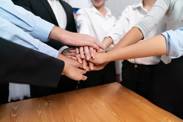 Multiracial Geschäftsleute Machen Synergien Hand Hand Besprechungsraum Als Zusammenarbeit Oder — Stockfoto