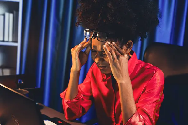Работающая Африканская Блогер Сконцентрировалась Экране Ноутбука Серьезным Лицом Поиск Маркетинговых — стоковое фото