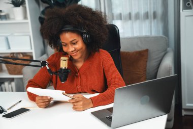 Güzel Afrikalı kadın sunucu kanalı çevrimiçi yayın yoluyla konuşuyor pazarlama öğretiyor, dinleyicileri canlı ya da çevrimiçi. İş yerindeki herhangi bir yer kavramı. Tatlandırıcı.