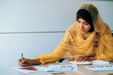 Başarılı Orta Doğulu Müslüman iş kadını ofiste çalışıyor. Uluslararası iş başarısı kavramı. uds