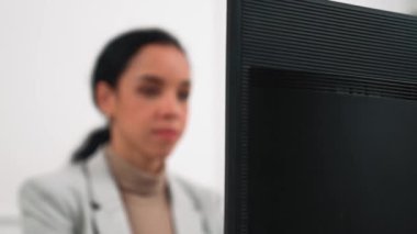 Ofiste çalışan kulaklık takan işadamları uzak müşteri ya da meslektaşlarını desteklemek için çalışıyorlar. Çağrı merkezi, tele pazarlama, müşteri destek acentesi telefon görüntülü konferans görüşmesi için hayati önem taşıyor.