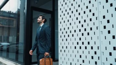 Terfiyi kutlamak ya da sokakta yürürken iyi haberler almak için yürüyen ve dans eden yetenekli bir iş adamı. Yetenekli proje yöneticisi ya da lider aşırı sevinç duygularını ifade ediyor. Sevinçli.