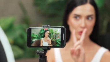 Arka plan görüntüsü ya da kamera arkasındaki kadın doğal güzelliği ve doğal bahçe video içeriği üzerine kozmetik dersi veriyor. Güzellik blogcusu sosyal medyum izleyicilere güzellik bakımını gösteriyor. Blithe