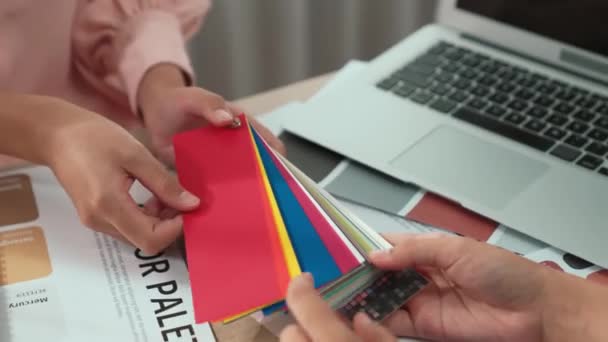 Primer Plano Mano Dos Brainstorming Diseñador Elegir Color Para Trabajo — Vídeos de Stock