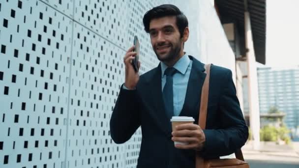 Деловой Человек Отвечает Телефонный Звонок Говорит Инвестициях Бизнес Счастливый Менеджер — стоковое видео