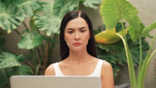 Stresskvinna Kopplar Huvudet Känsla Trött Och Frustrerad När Arbetar Online — Stockvideo