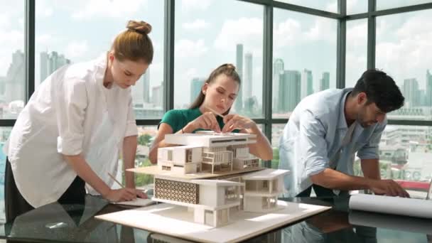 Arquitecto Equipo Ingenieros Trabajando Juntos Para Analizar Construcción Modelos Casa — Vídeo de stock