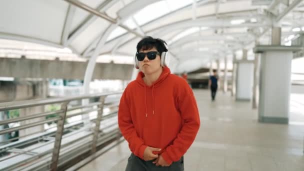 Slimme Aziatische Danser Luisteren Naar Hip Hop Muziek Tijdens Het — Stockvideo