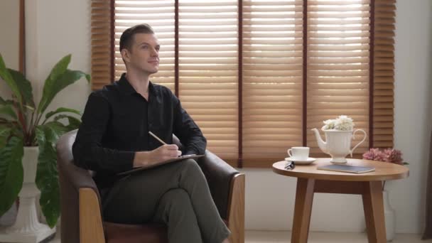 Männlicher Psychologe Sitzt Auf Einem Sessel Der Psychiatrie Oder Therapieraum — Stockvideo