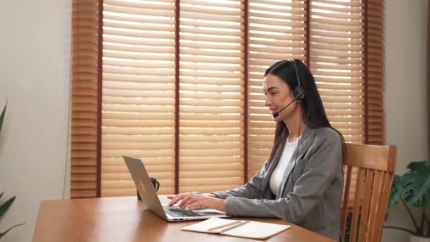 女呼叫中心操作员或客户服务服务台工作人员在工作空间工作 同时在耳机上交谈 为客户提供帮助 专业的现代商业服务 — 图库视频影像