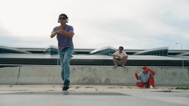 Groep Aziatische Breakdancer Voeren Straatdans Uit Met Multiculturele Vriendenondersteuning Bewegende — Stockvideo