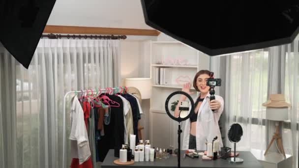 Vrouw Influencer Schieten Live Streaming Vlog Video Review Kleding Prim — Stockvideo