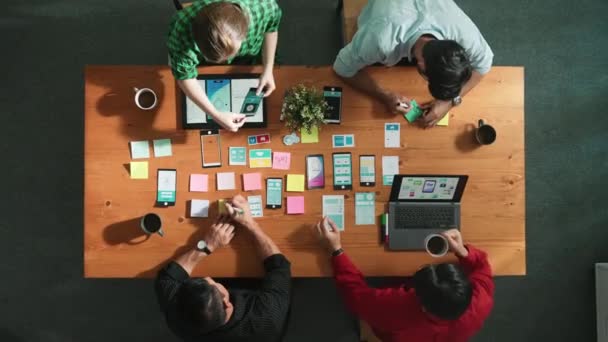비즈니스 여성은 종이를 픽업하고 스마트 개발자의 그룹이 메모에 창의적인 아이디어를 — 비디오