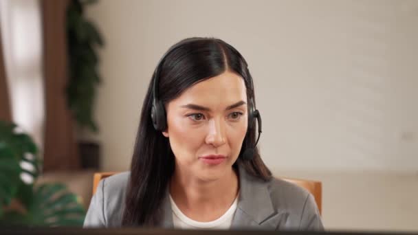 Kadın Çağrı Merkezi Operatörü Müşteri Hizmetleri Çalışanı Müşteriye Yardım Etmek — Stok video