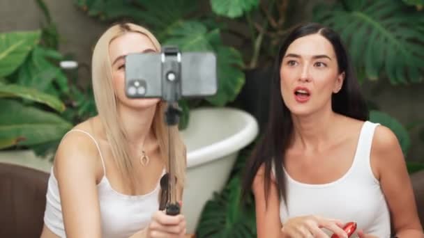 Dva Krásné Tvůrce Obsahu Dělat Přírodní Krásu Kosmetické Tutoriál Zelené — Stock video
