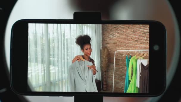 Rückansicht Verbergen Smartphone Bildschirm Aufnahme Frau Influencer Schießen Livestream Vlog — Stockvideo
