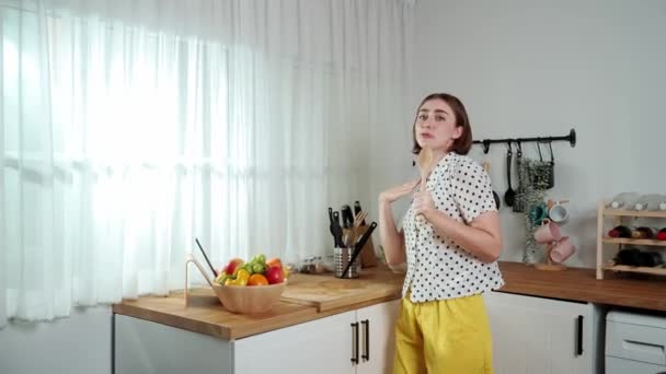 Energiczny Biały Matka Śpiew Trzymając Chochlę Nowoczesnej Kuchni Podczas Gotowania — Wideo stockowe