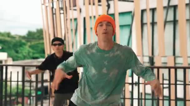 专业的高加索舞者在走廊购物中心表演霹雳舞 在嘻哈 流行音乐 霹雳舞 街头舞蹈中 有两个嬉皮士跳时尚服装舞 户外运动2024 — 图库视频影像