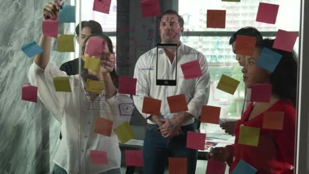 Glückliche Professionelle Business Team Brainstorming Marketing Idee Mit Bunten Haftnotizen — Stockvideo