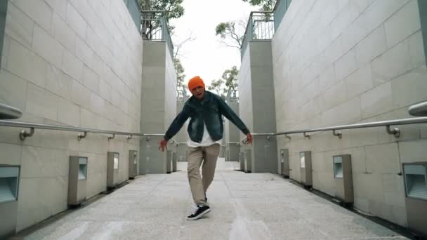 Knap Aantrekkelijk Hipster Dansen Tijdens Het Lopen Gang Professionele Breakdanser — Stockvideo