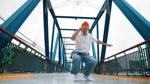 Professionelle Breakdancer Führen Streetdance Schritte Der Brücke Auf Asiatische Hipster — Stockvideo
