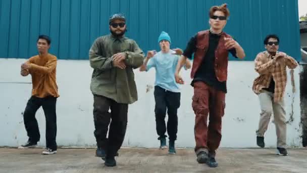 Grupp Hip Hop Koreografer Dansar Streetdance Tillsammans Väggen Unga Stiliga — Stockvideo