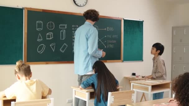 Asiatisk Pojke Avsluta Skriva Svar Medan Lärare Klappar Händer För — Stockvideo