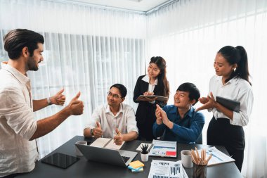 Veri analistleri ofis çalışanlarından oluşan bir ekip, mali, trend ve pazarlama verilerini analiz etmek için iş istihbaratı BI gösterge paneli üzerinde işbirliği yapmaktadır. BI yazılım kullanım sürücüsü iş başarısı. Tedbirli