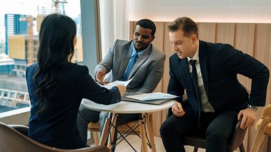 Şehir siluetine bakan süslü ofis, çeşitlilik uzmanlığı iddialı iş genişletme veya stratejik pazarlama tartışmaları. Finansal danışman, danışmanlık sektörü öngörüleri ve fikir verir