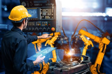 XAI Smart Endüstri 4.0 veya 4. endüstriyel devrimin otomasyon üretim sürecini ve IOT yazılımını gösteren dijital fabrika üretim teknolojisi için robot kolları.