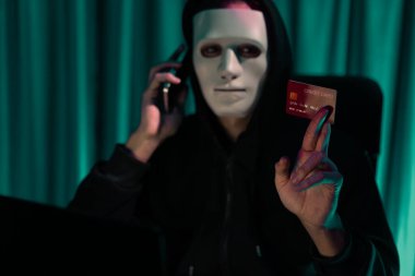 Kredi kartı sahibini arayıp gizli bilgilerle tehdit etmek için beyaz suçlu maskesi. Tüm veritabanları, güvenlik ihlali yapmaya çalışarak şifre şifreleme yapmak için. Bireysel.