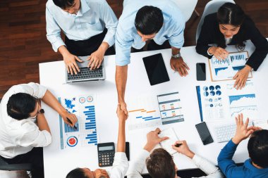 Üst düzey ofis çalışanları stratejik iş pazarlama toplantısı üzerine anlaşma yaptıktan sonra el sıkışıyor. Takım çalışması ve olumlu tutum verimli ve destekleyici bir iş yeri yaratır. Tedbirli